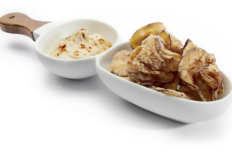 Aprende a preparar unos deliciosos chips de berenjena con hummus de garbanzos. Disfruta de l comida saludable y vegana con las Chips de Berenjena De la Manuela